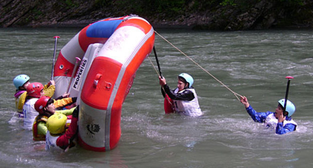 Ежегодные весенние спортивно-туристские игры "Интерралли Белая". Женская команда Славянска-на-Кубани. Поселок Хамышки, река Белая, 1 мая 2010 года. Фото "Кавказского Узла"