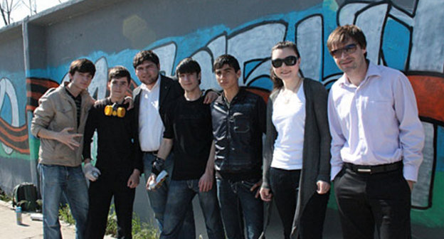 Участники акции, посвященной 65-летию Победы. Махачкала, проспект Петра I. Фото ГУ "Информационно-аналитический центр" Комитета по молодежной политике РД