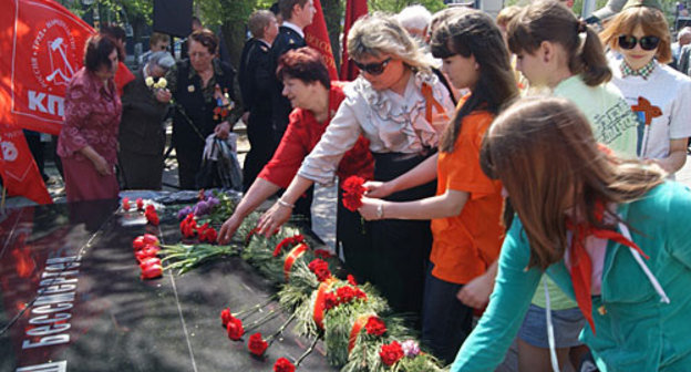 Возложение цветов к "Памятнику комсомольцам-защитникам Сталинграда", Волгоград, 7 мая 2010 года. Фото "Кавказского Узла"