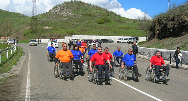 Инвалиды-ветераны карабахской войны во время марафона Шуши-Степанакерт. Нагорный Карабах, 7 мая 2010 года. Фото "Кавказского Узла"