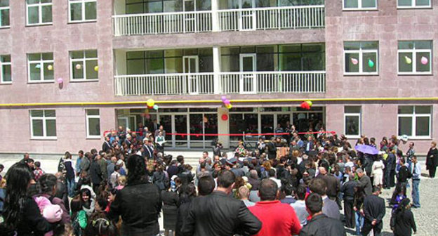 Нагорный Карабах, Степанакерт, новое жилое здание на улице Туманяна 111а, 8 мая 2010 года. Фото "Кавказского Узла"