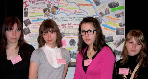 Презентация исторических исследовательских работ старшеклассников "Человек в истории. Россия - ХХ век". Группа участниц, выбравших военную тематику. Москва, Театральный центр "На Страстном", 4 мая 2010 года. Фото "Кавказского Узла"