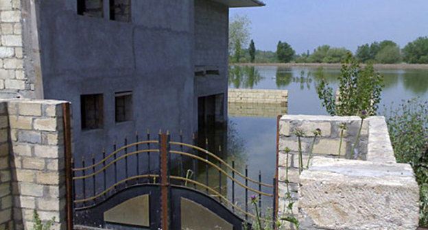 Азербайджан, подтопленные дома в селе Сабирабад, 12 мая 2010 года. Азер Исмаилов для "Кавказского Узла"