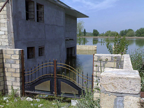 Азербайджан, подтопленные дома в селе Сабирабад, 12 мая 2010 года. Азер Исмаилов для "Кавказского Узла"