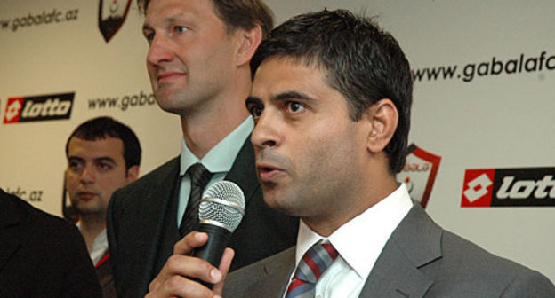 Пресс-конференция ФК "Габала". Исполнительный директор ФК "Габала"  Аластер Саверимутто (с микрофоном), слева от него- новый тренер клуба Тони Адамс. Баку, 12 мая 2010 года. Фото "Кавказского Узла"