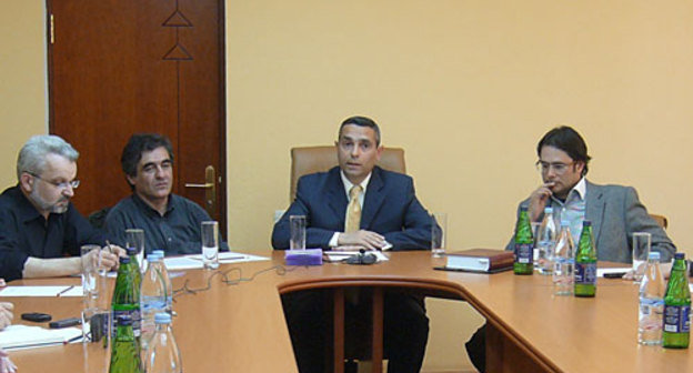 Круглый стол на тему "Карабахское урегулирование. Правовые и политические аспекты". Слева направо: Гегам Багдасарян, президент Степанакертского пресс-клуба; эксперт Манвел Саркисян; руководитель  Общественного совета Масис Маилян и правовед Андриас Гукасян. Нагорный Карабах, Степанакерт, 12 мая 2010 года. Фото "Кавказского Узла"