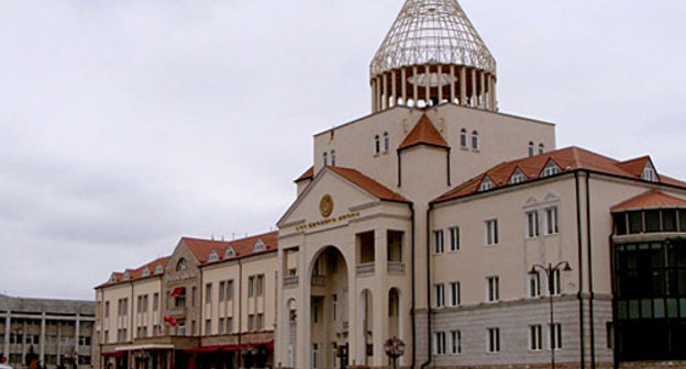 Здание парламента Нагорного Карабаха в Степанакерте. Фото с сайта http://merhayrenik.narod.ru