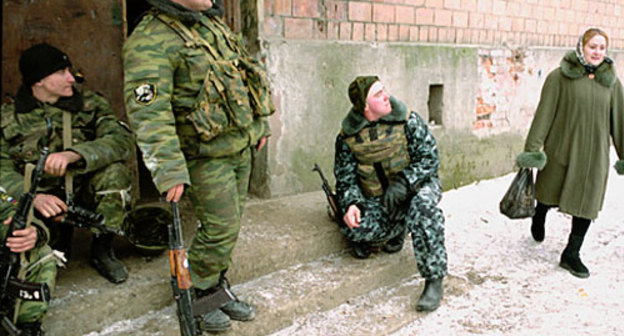Бойцы чеченского ОМОНа на улицах Грозного. Фото с сайта www.chechnyafree.ru