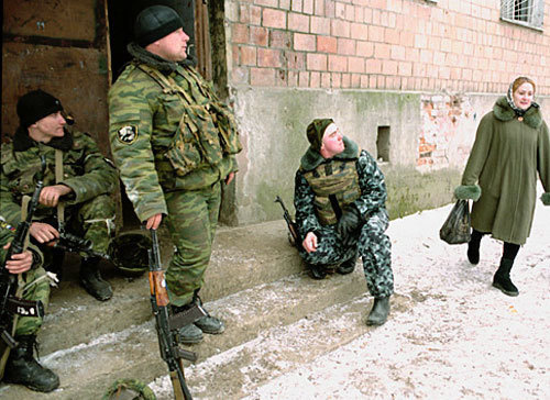 Бойцы чеченского ОМОНа на улицах Грозного. Фото с сайта www.chechnyafree.ru