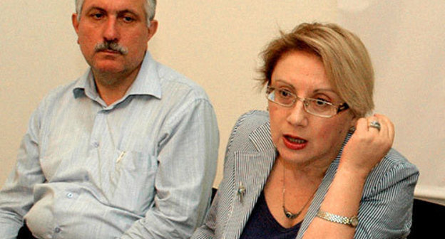 Бакинский медиа-центр, презентация обращения представителей гражданского общества Азербайджана в международные структуры о пытках в стране. Директор Института мира и демократии Лейла Юнус и директор информационного агенства "Туран" Мехман Алиев. 19 мая 2010 года. Фото "Кавказского Узла"