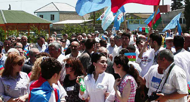 Партия "Мусават" и "Союз за демократию" провели праздничный митинг по случаю Дня республики у памятника одному из основателей АДР Мамед Эмину Расулзаде. Азербайджан, поселок Новханы, 28 мая 2010 года. Турхан Каримов для "Кавказского Узла"