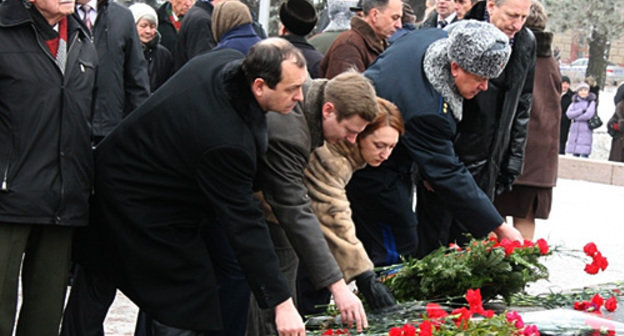 Депутаты Волгоградской гордумы возлагают венки и цветы к вечному огню на Площади Павших борцов. Волгоград, 2 февраля 2010 года. Фото с сайта www.volgsovet.ru