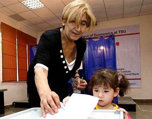 Процесс голосования на избирательном участке в Тбилиси, Грузия. 30 мая 2010 года. Фото с сайта www.ekhokavkaza.com