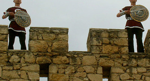 Открытие археологического музея в Тигранакерте. Артисты ансамбля народного танца НКР в костюмах воинов времен Тиграна II Великого встречают гостей. Нагорный Карабах, 30 мая 2010 года. Фото "Кавказского Узла"