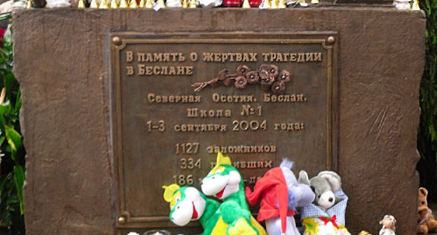 Монумент жертвам бесланской трагедии на площади перед храмом Рождества Пресвятой Богородицы на Кулишках. Москва, 2 июня 2010 года. Фото "Кавказского Узла"