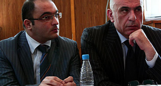 Журналист Эйнулла Фатуллаев (слева) и его адвокат Исахан Ашуров в суде, 7 мая 2010 года. Фото с сайта www.azadliq.org