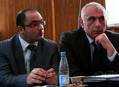 Журналист Эйнулла Фатуллаев (слева) и его адвокат Исахан Ашуров в суде, 7 мая 2010 года. Фото с сайта www.azadliq.org