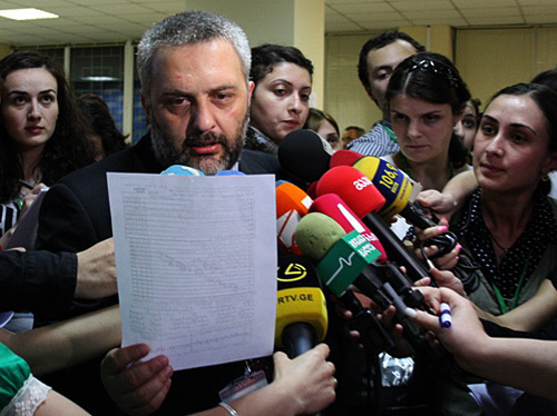 Председатель ЦИК Грузии Зураб Харатишвили обнародует первый протокол, поступивший в Центральную избирательную комиссию. Грузия, Тбилиси, 30 мая 2010 года. Фото с сайта www.cec.gov.ge