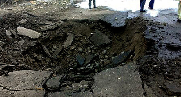 Кизляр, улица Московская, место теракта, 31 марта 2010 года. Фото пресс-службы МЧС Дагестана