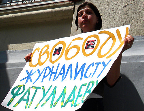 Представительница правозащитной организации "Международная амнистия" у посольства Азербайджана в Москве, 3 июня 2010 года. Фото "Кавказского Узла"