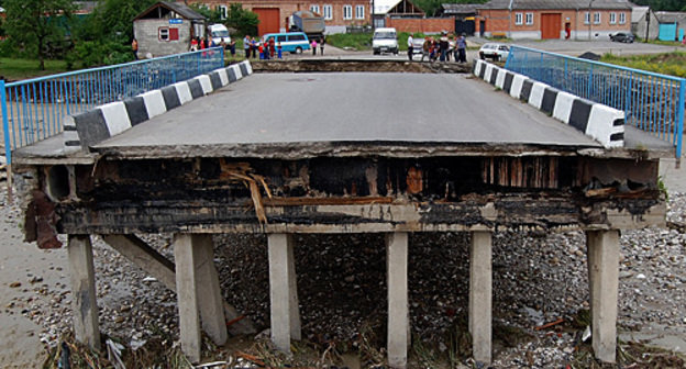 Северная Осетия, Алагирский район, разрушенный мост в селении Црау. 9 июня 2010 года. Фото "Кавказского Узла"