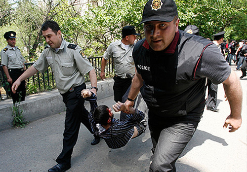 Полиция Тбилиси задерживает участников акции оппозиции перед зданием главного управления МВД, 15 июня 2009 года. Фото с сайта http://yugo-vostok.org