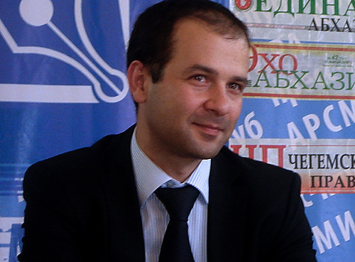 Министр иностранных дел Абхазии Максим Гвинджия. Сухум, 18 июня 2010 года. Фото "Кавказского Узла"