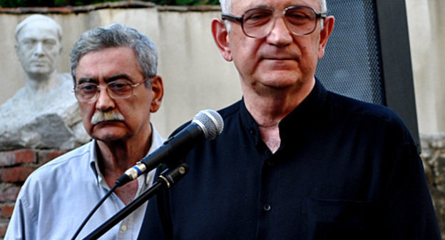 Сыновья Нато Вачнадзе: Эльдар и Георгий Шенгелая на открытии выставки в государственном Музее театра в Тбилиси. 14 июня 2010 года. Фото "Кавказского Узла"