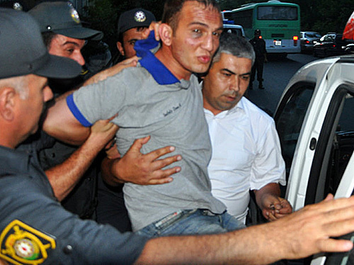 Ровшан Насирли при задержании полицией. Баку, 19 июня 2010 года. Фото с сайта www.irfs.az