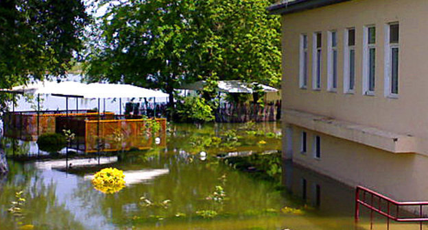 Азербайджан, затопленный дом в селе Сабирабад, 12 мая 2010 года. Азер Исмаилов для "Кавказского Узла"