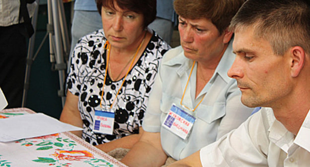 Слева направо: голодающие Любовь Фурса, Людмила Жуковская и
Павел Жуковский на встрече представителями власти. 11 июня 2010 года. Фото "Кавказского Узла"