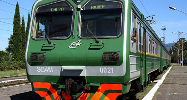 Электропоезд "Гагра-Адлер" на железнодорожном вокзале города Гагры. 26 июня 2010 года. Фото "Кавказского Узла"