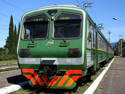 Электропоезд "Гагра-Адлер" на железнодорожном вокзале города Гагры. 26 июня 2010 года. Фото "Кавказского Узла"