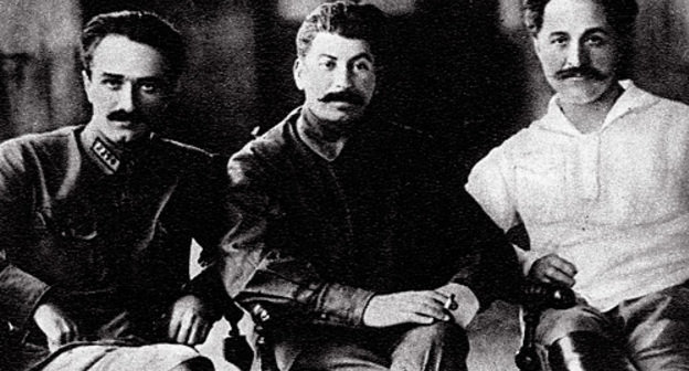 А.Микоян, И.Сталин и Г.Орджоникидзе (Тифлис, 1925 год). Фото с сайта http://commons.wikimedia.org