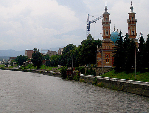 Северная Осетия, Владикавказ. Вид на реку Терек и Суннитскую мечеть. Фото с сайта http://ru.wikipedia.org