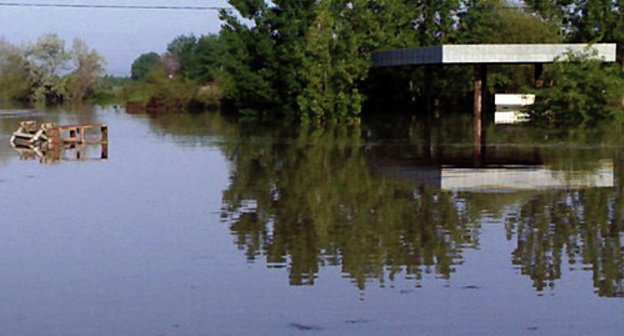 Азербайджан, затопленные дороги в селе Сабирабад, 12 мая 2010 года. Азер Исмаилов для "Кавказского Узла"