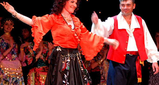 Исполнительница главной роли Земфиры, солистка Ставропольского государственного краевого театра оперетты, лауреат Международного конкурса Наталья Виноградова и исполнитель роли молодого цыгана, солист Саратовского академического театра оперы и балета Павел Корчагин после завершения спектакля "Алеко". Ставропольская краевая филармония, 28 июня 2010 года. Автор фото Виктор Нестеренко