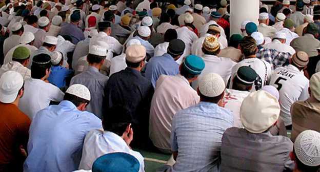 Совершение праздничного намаза в Дагестане. Фото с сайта www.islamdag.ru