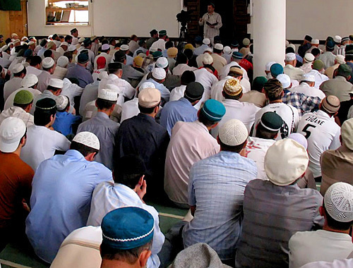 Совершение праздничного намаза в Дагестане. Фото с сайта www.islamdag.ru