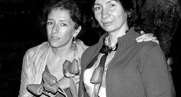 Татьяна Локшина (слева) и Наталья Эстемирова. Чечня, Грозный, апрель 2006 года. Фото: http://grend.livejournal.com