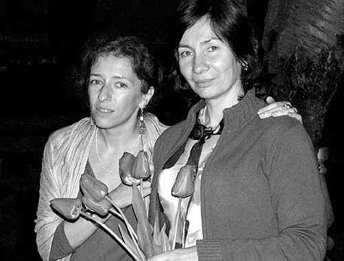 Татьяна Локшина (слева) и Наталья Эстемирова. Чечня, Грозный, апрель 2006 года. Фото: http://grend.livejournal.com