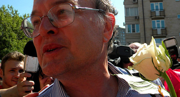 Юрий Самодуров у здания Таганского суда после оглашения приговора. Москва, 12 июля 2010 года. Фото "Кавказского узла"