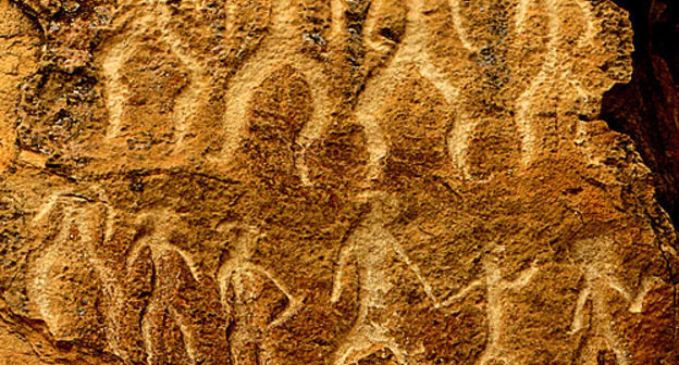 Петроглифы с изображением пляшущих людей на скалах заповедника Гобустан (Азербайджан). Фото с сайта http://ru.wikipedia.org