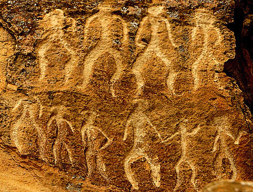 Петроглифы с изображением пляшущих людей на скалах заповедника Гобустан (Азербайджан). Фото с сайта http://ru.wikipedia.org