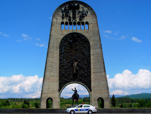 Мемориал воинской славы в Кутаиси (Грузия) до разрушения. Фото с сайта www.panoramio.com/photo/24167350