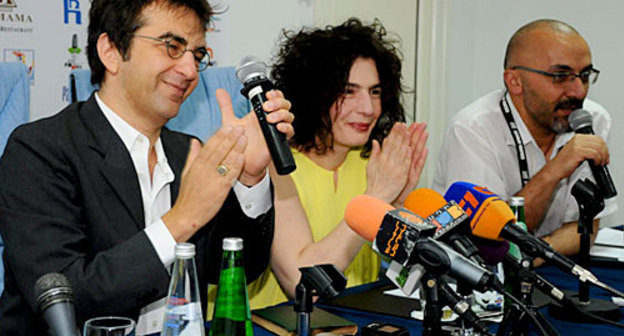 Атом Эгоян (слева) с супругой Арсине Ханджян на пресс-конференции в честь открытия кинофестиваля. Конференц-зал ереванского отеля "Золотой Тюльпан", 11 июля 2010 года. Фото с сайта www.gaiff.am