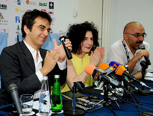 Атом Эгоян (слева) с супругой Арсине Ханджян на пресс-конференции в честь открытия кинофестиваля. Конференц-зал ереванского отеля "Золотой Тюльпан", 11 июля 2010 года. Фото с сайта www.gaiff.am