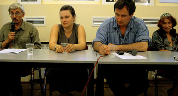 Вечер памяти Натальи Эстемировой. Слава направо: Олег Орлов, председатель Правозащитного центра "Мемориал"; Елена Милашина, журналист "Новой газеты"; Александр Черкасов, член Совета ПЦ "Мемориал"; Татьяна Локшина, исследователь по России международной правозащитной организации Human Rights Watch. Москва, 15 июля 2010 года. Фото "Кавказского узла"