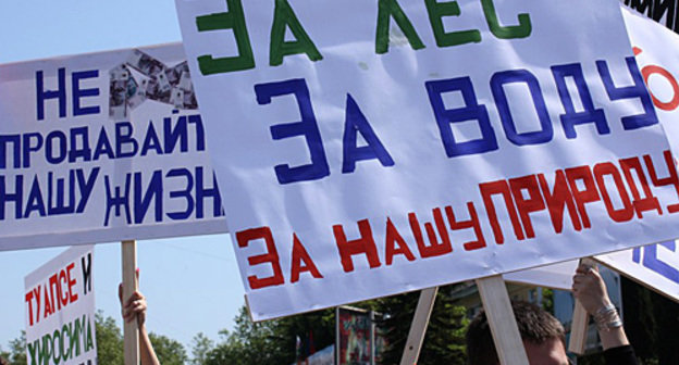 Митинг против работы Туапсинского балкерного терминала. Город Туапсе
Краснодарский край, 15 мая 2010 года. Фото "Кавказского узла"