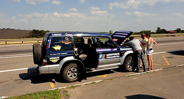 Участники этнографической экспедиции Кавказэтноэкспо-2010, организованной Артемием Лебедевым, первый день пути, 15 июля 2010 года. Источник: http://community.livejournal.com/etnodrom, фото выложено Геннадием Верниковым (http://gvernikov.livejournal.com)